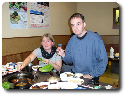 Jen mi kaj Birke en Korea restoracio en Seulo. Bertilo jam lernis manĝi per bastonetoj.